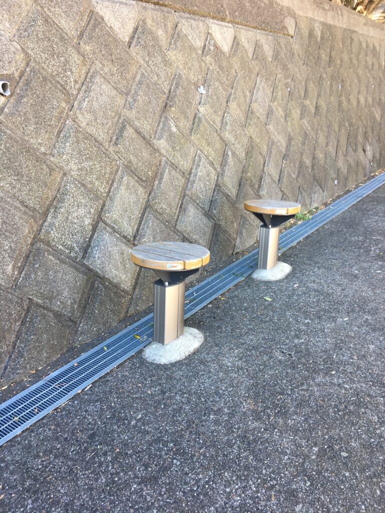 吾妻山公園の階段途中の椅子